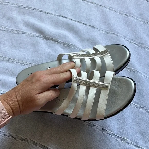 Toscanella Women's Elegant White Strappy Sandals - Picture 11 of 14